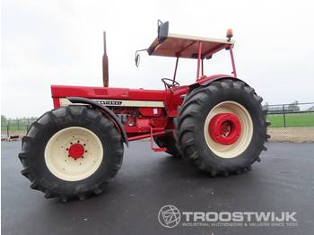 International 1046 - Farm tractor