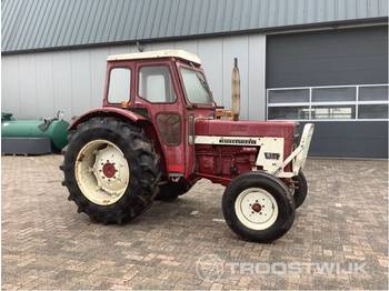 International 654 - Farm tractor