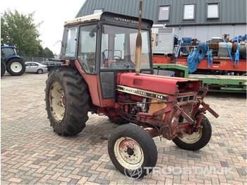 International 744 - Farm tractor
