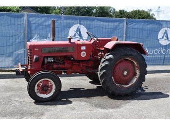 International B275 - Farm tractor
