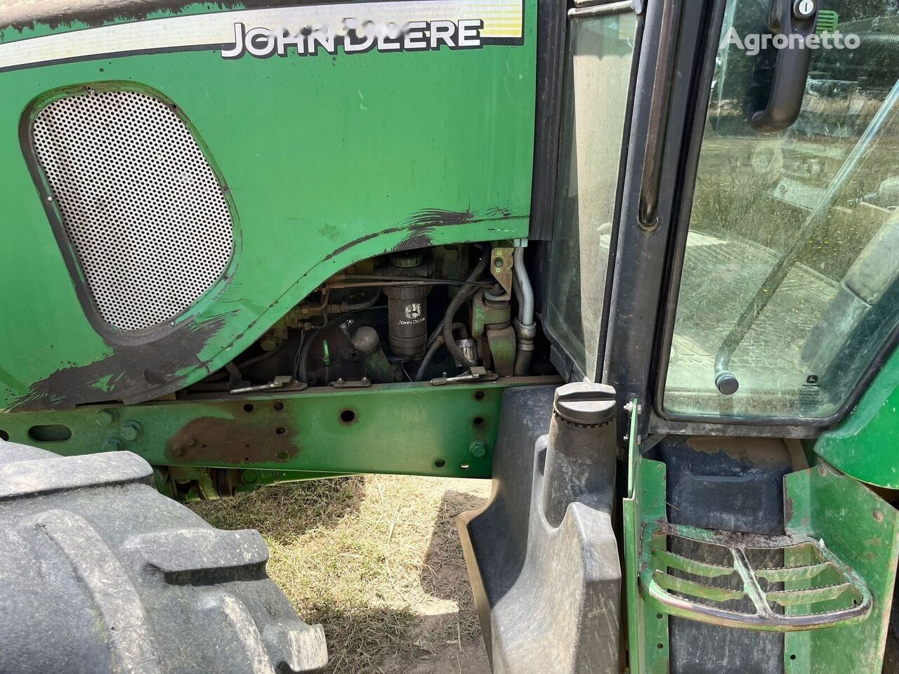 Farm tractor John Deere 5820: picture 9