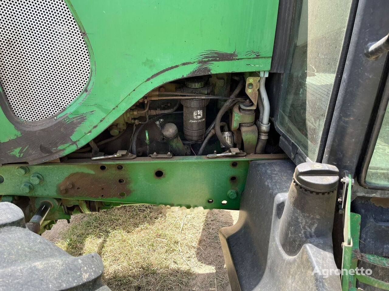 Farm tractor John Deere 5820: picture 10