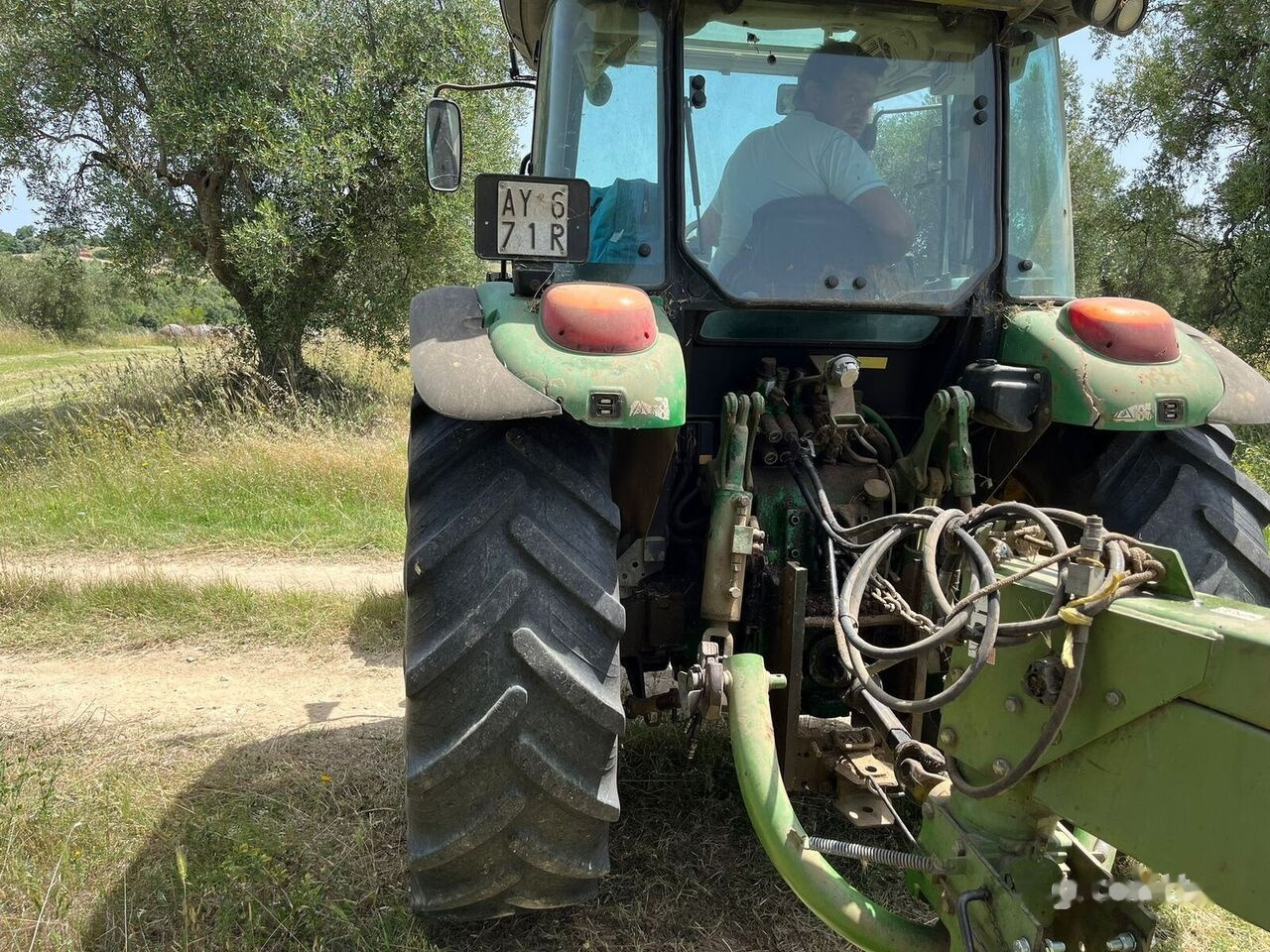 Farm tractor John Deere 5820: picture 4