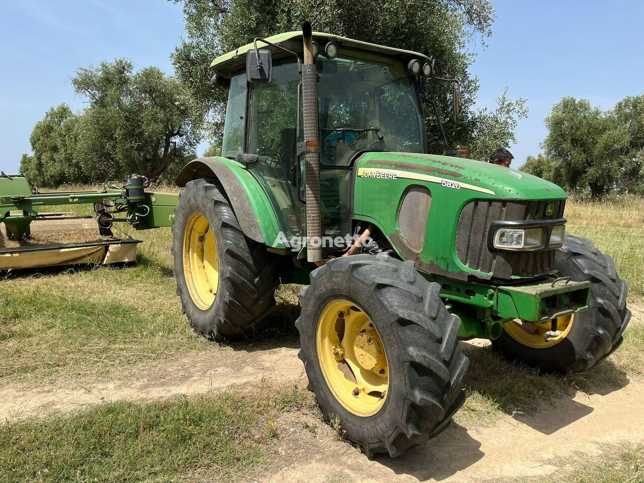 Farm tractor John Deere 5820: picture 3