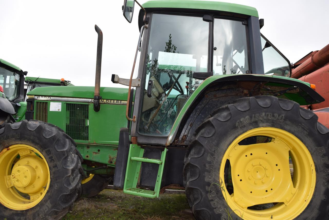 Farm tractor John Deere 6100: picture 2