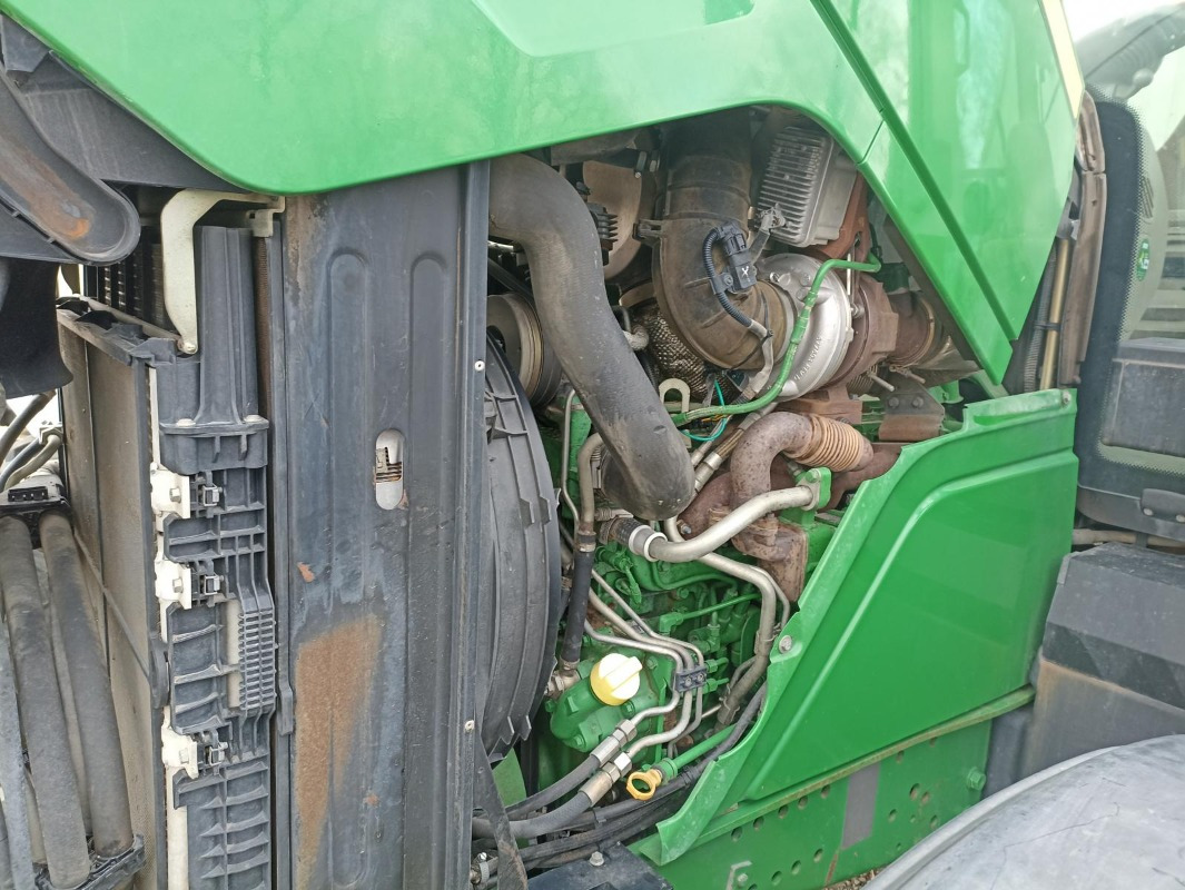 Farm tractor John Deere 6210 R: picture 25