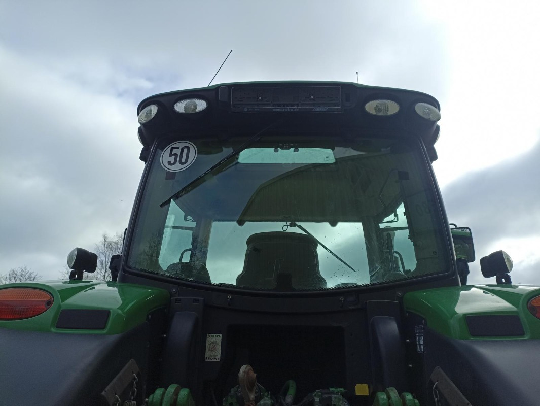 Farm tractor John Deere 6210 R: picture 18