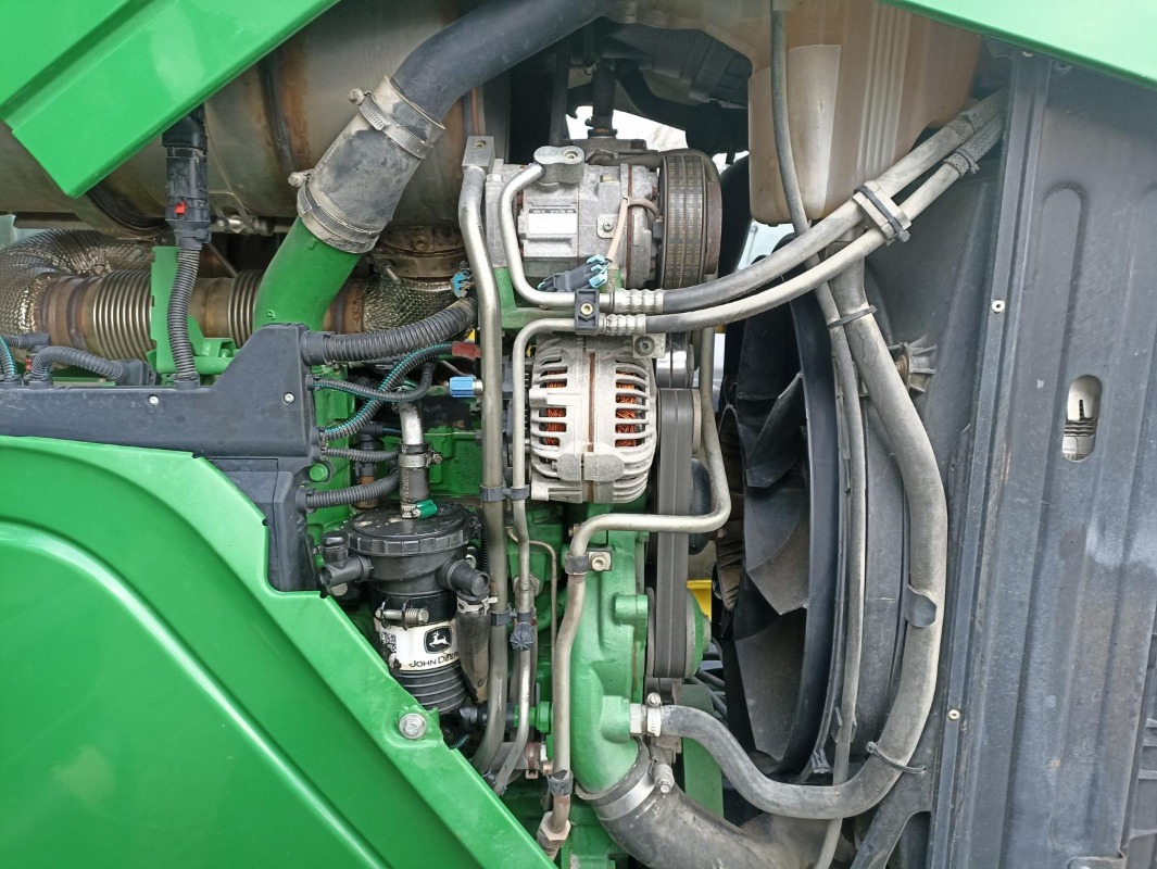 Farm tractor John Deere 6210 R: picture 30