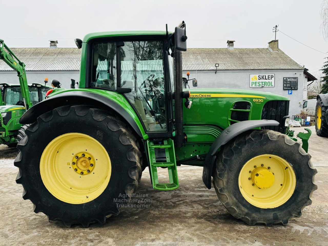 Farm tractor John Deere 6930: picture 9
