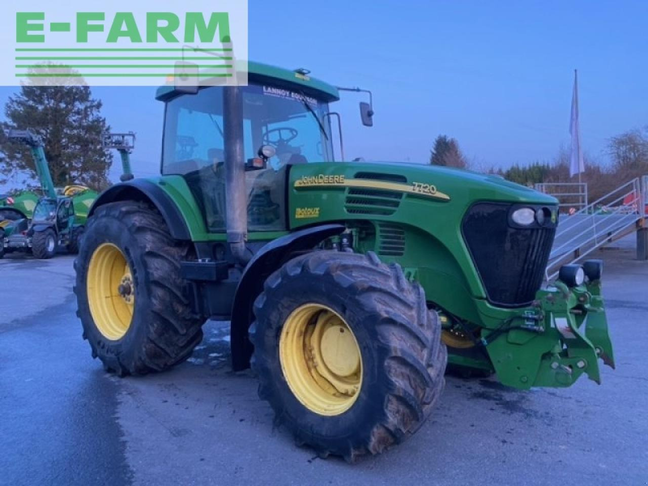 Farm tractor John Deere 7720: picture 3