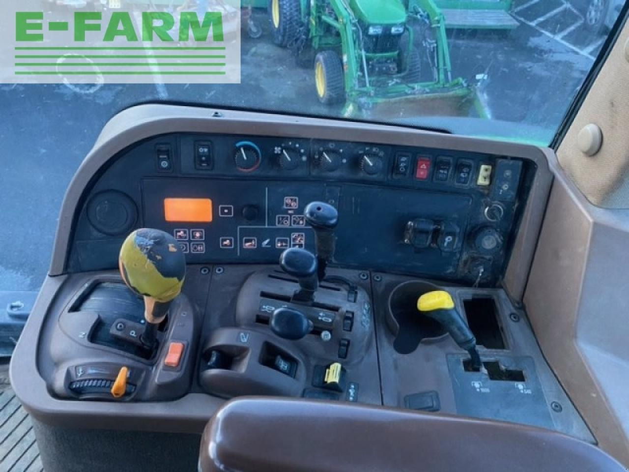 Farm tractor John Deere 7720: picture 9