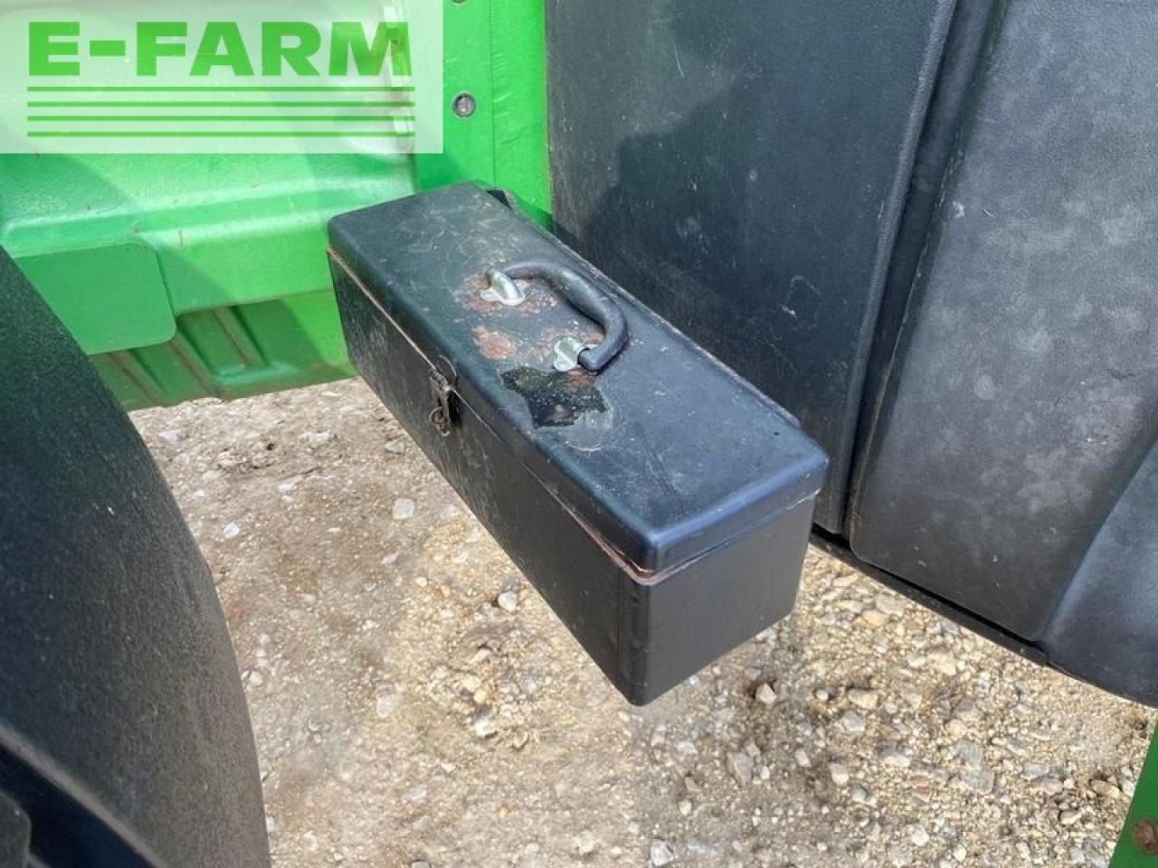 Farm tractor John Deere 8130: picture 10