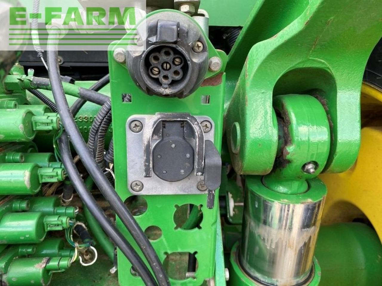 Farm tractor John Deere 8130: picture 30