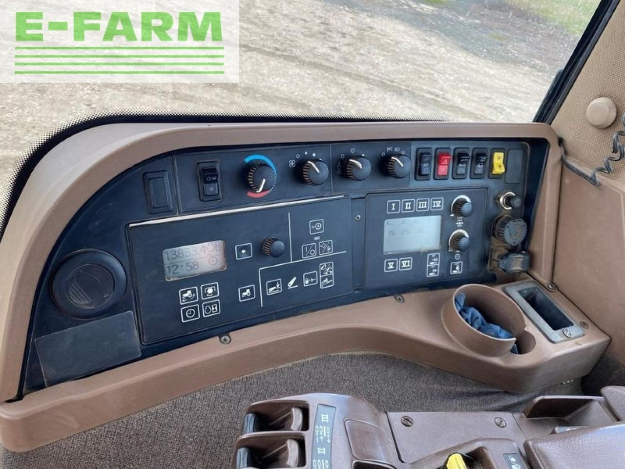 Farm tractor John Deere 8130: picture 40
