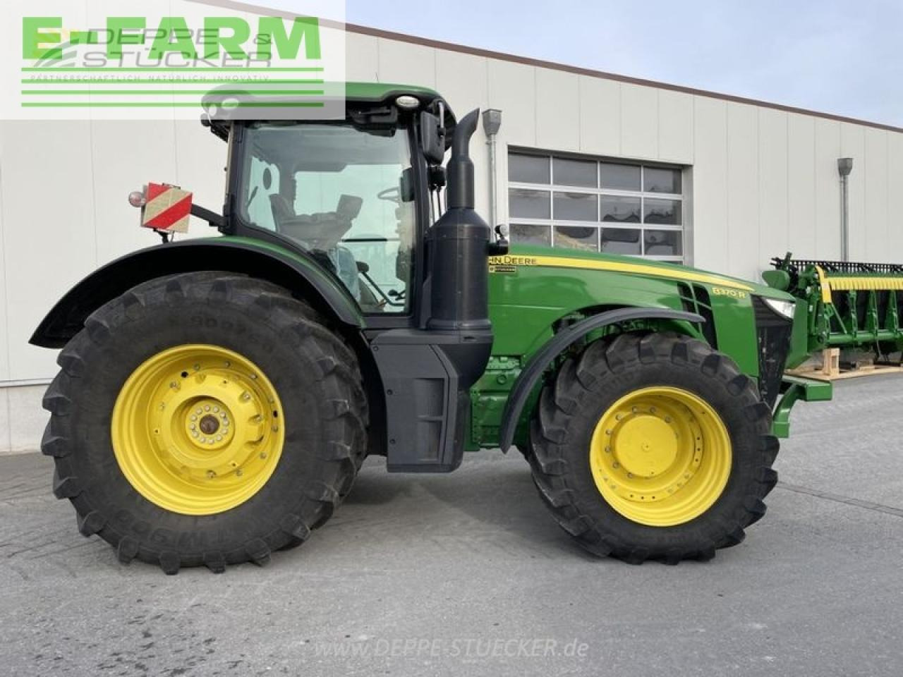 Farm tractor John Deere 8370r: picture 12