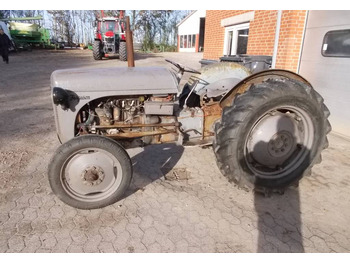 Farm tractor MASSEY FERGUSON