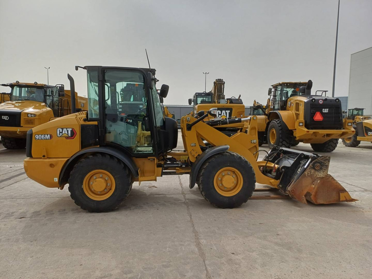 Wheel loader CAT 906M: picture 12