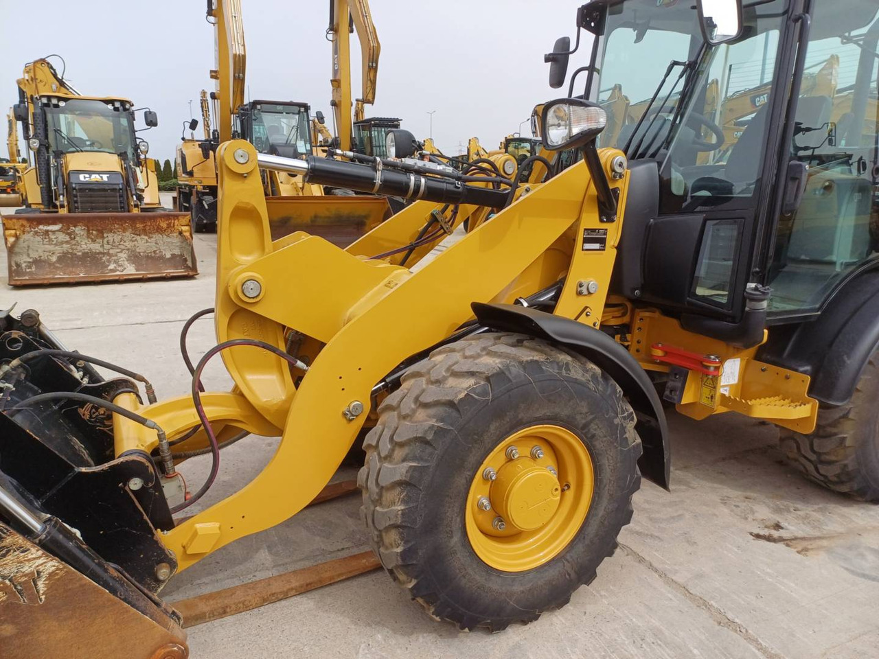 Wheel loader CAT 906M: picture 14
