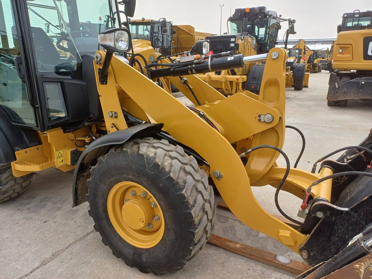Wheel loader CAT 906M: picture 13