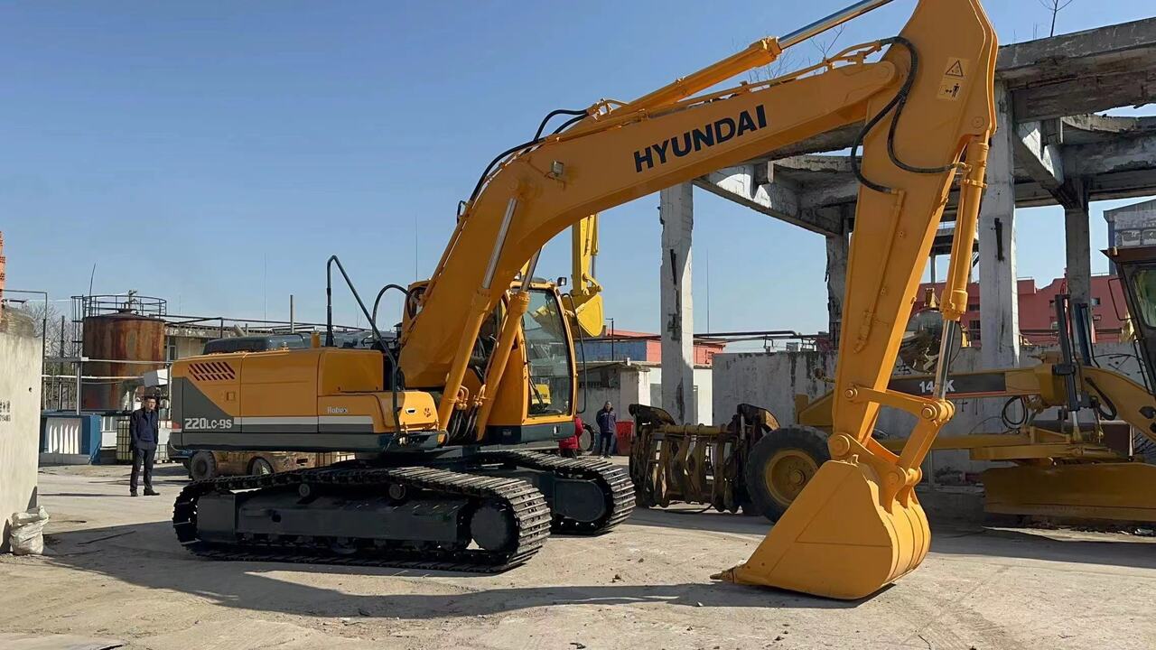 Crawler excavator HYUNDAI 220LC-9S: picture 2