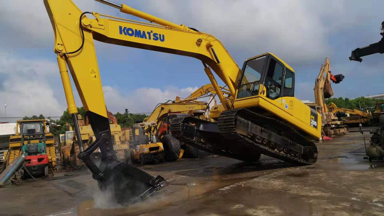 Crawler excavator KOMATSU PC200LC: picture 4