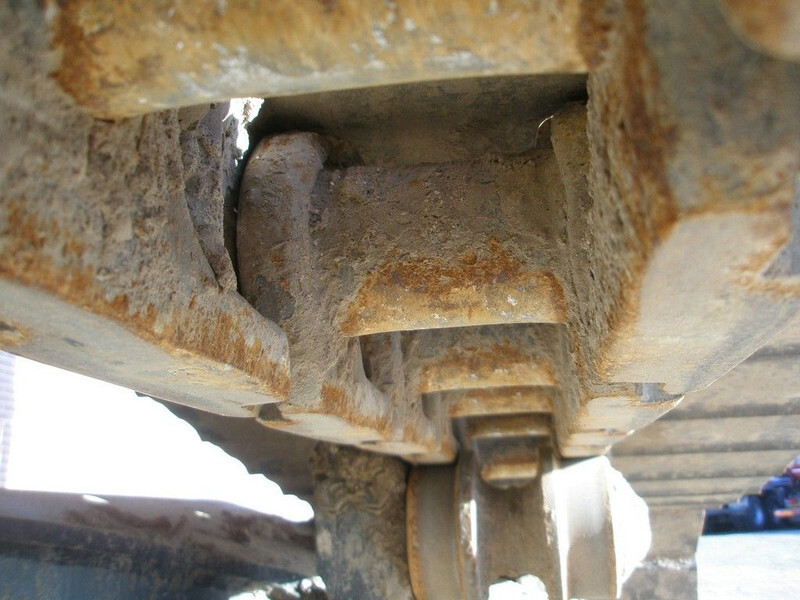 Crawler excavator Komatsu PC 240LC-11: picture 8