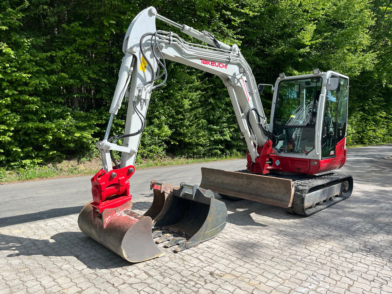 Mini excavator TAKEUCHI TB 250-2: picture 3
