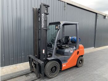 LPG forklift Toyota 8FGF25F: picture 1