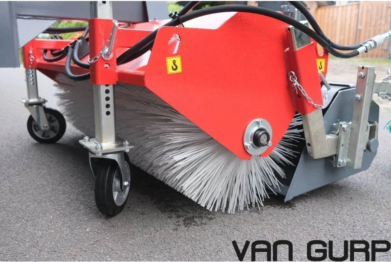 New Road sweeper Giant Veegmachine met hydraulische opvangbak en zijborst: picture 9