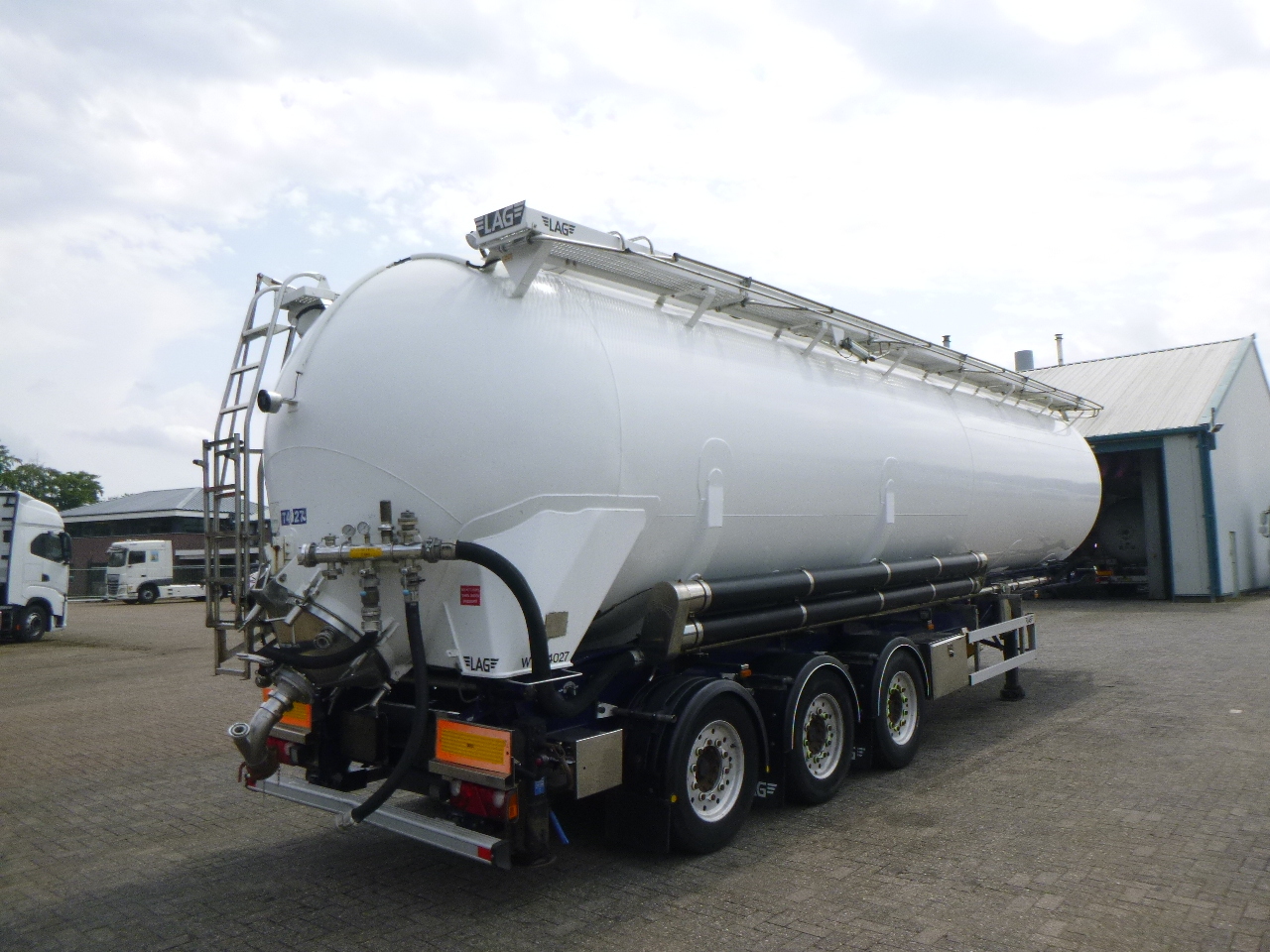 Tank semi-trailer for transportation of flour L.A.G. Powder tank alu 58 m3 (tipping): picture 4