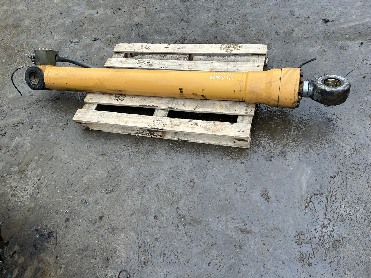 Hydraulic cylinder for Excavator LIEBHERR R906: picture 2