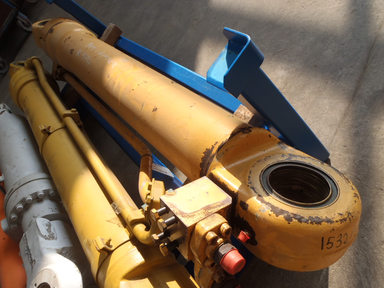 Hydraulic cylinder for Construction machinery Liebherr R954B -: picture 2