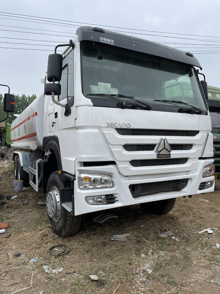 Lease a HOWO 6X4 WATER TANK TRUCK HIGH QUALITY 290HP/336HP / 371HP Tipper HOWO 6X4 WATER TANK TRUCK HIGH QUALITY 290HP/336HP / 371HP Tipper: picture 1