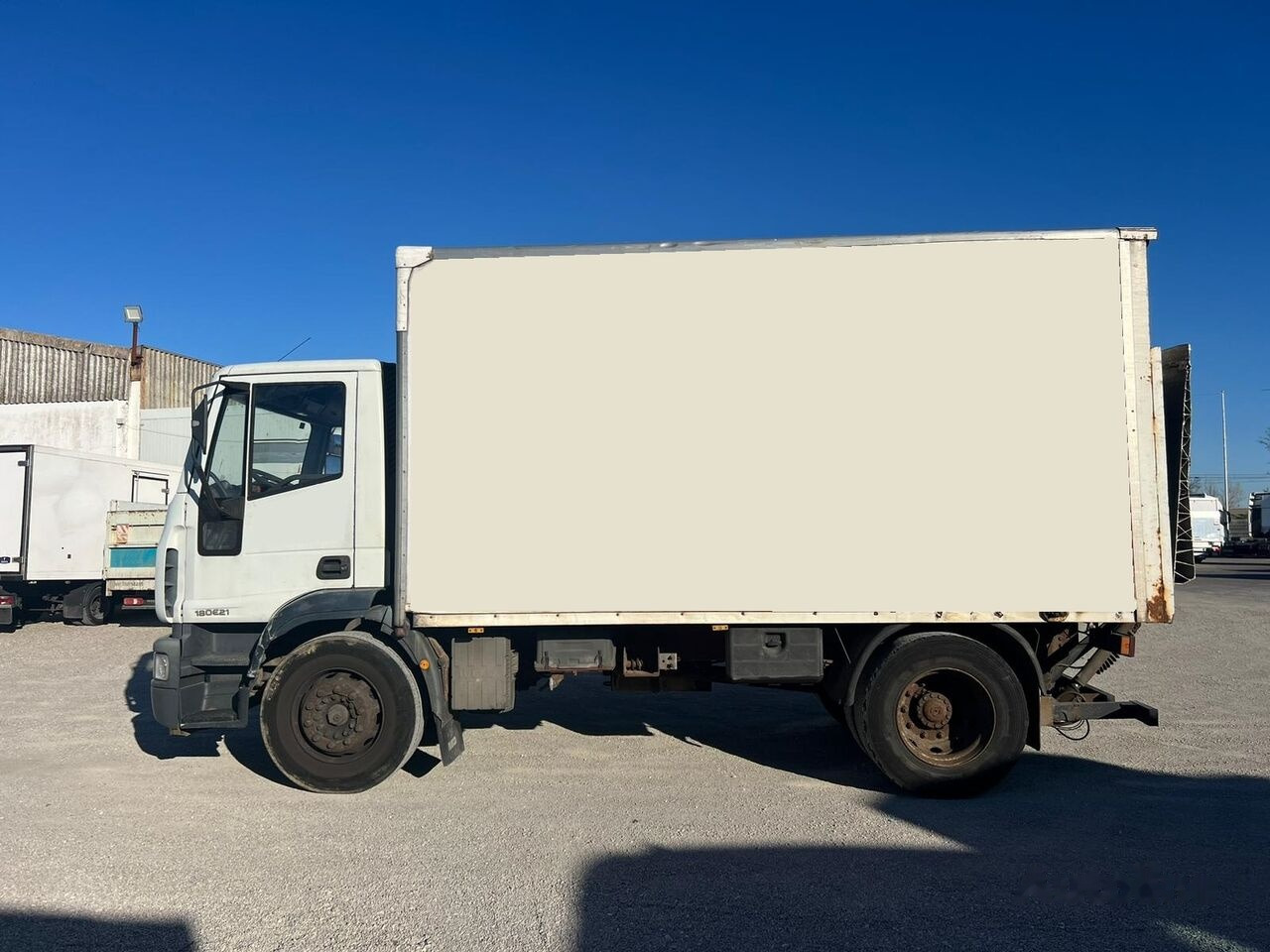 Box truck IVECO EUROCARGO 180E21: picture 3