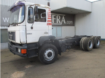 Cab chassis truck MAN 25.272