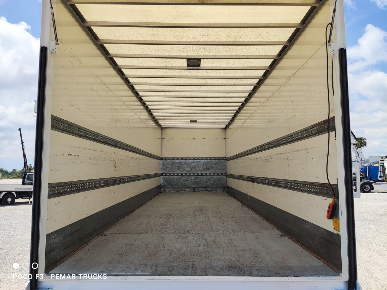 Box truck RENAULT D26 320 6X2 FURGON CERRADO EURO 6: picture 11