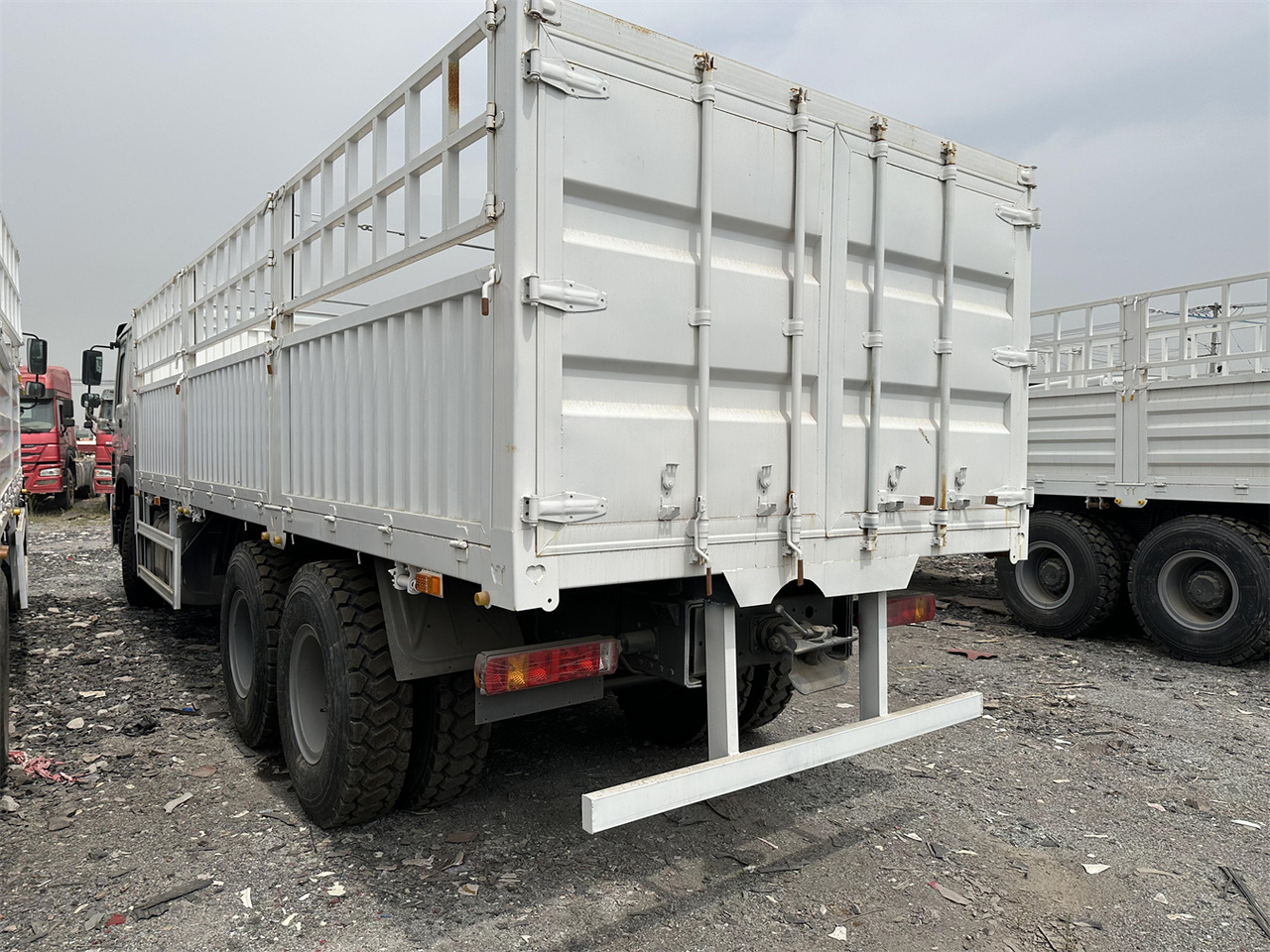 Livestock truck for transportation of animals SINOTRUK HOWO 371: picture 7