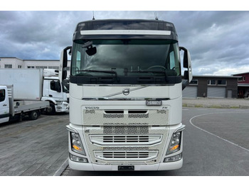 Curtainsider truck Volvo FH-540 6x2 LBW: picture 2