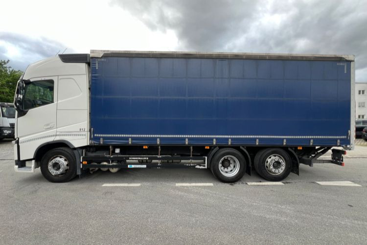 Curtainsider truck Volvo FH-540 6x2 LBW: picture 7