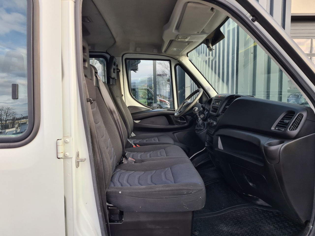 Lease a IVECO Daily 35 C15 Doka Curtain side IVECO Daily 35 C15 Doka Curtain side: picture 13
