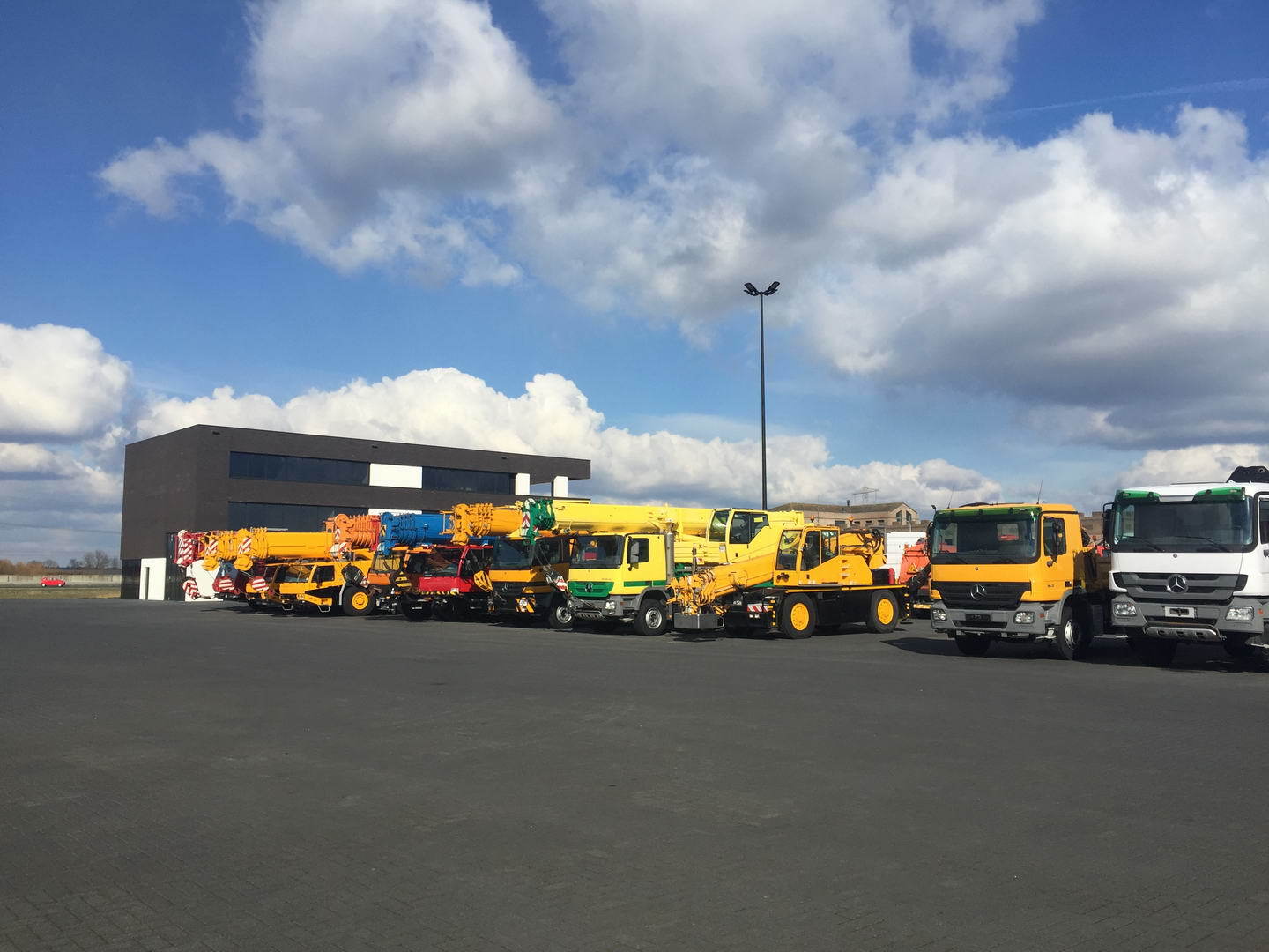 Geurts Trucks B.V. - Tractor units MERCEDES-BENZ - 8x6, gearbox: manual, air conditioner undefined: picture 5