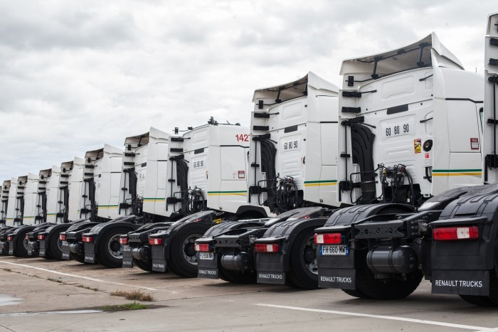 Renault Trucks France - Trucks RENAULT - Year: 2015, 4x2 undefined: picture 3