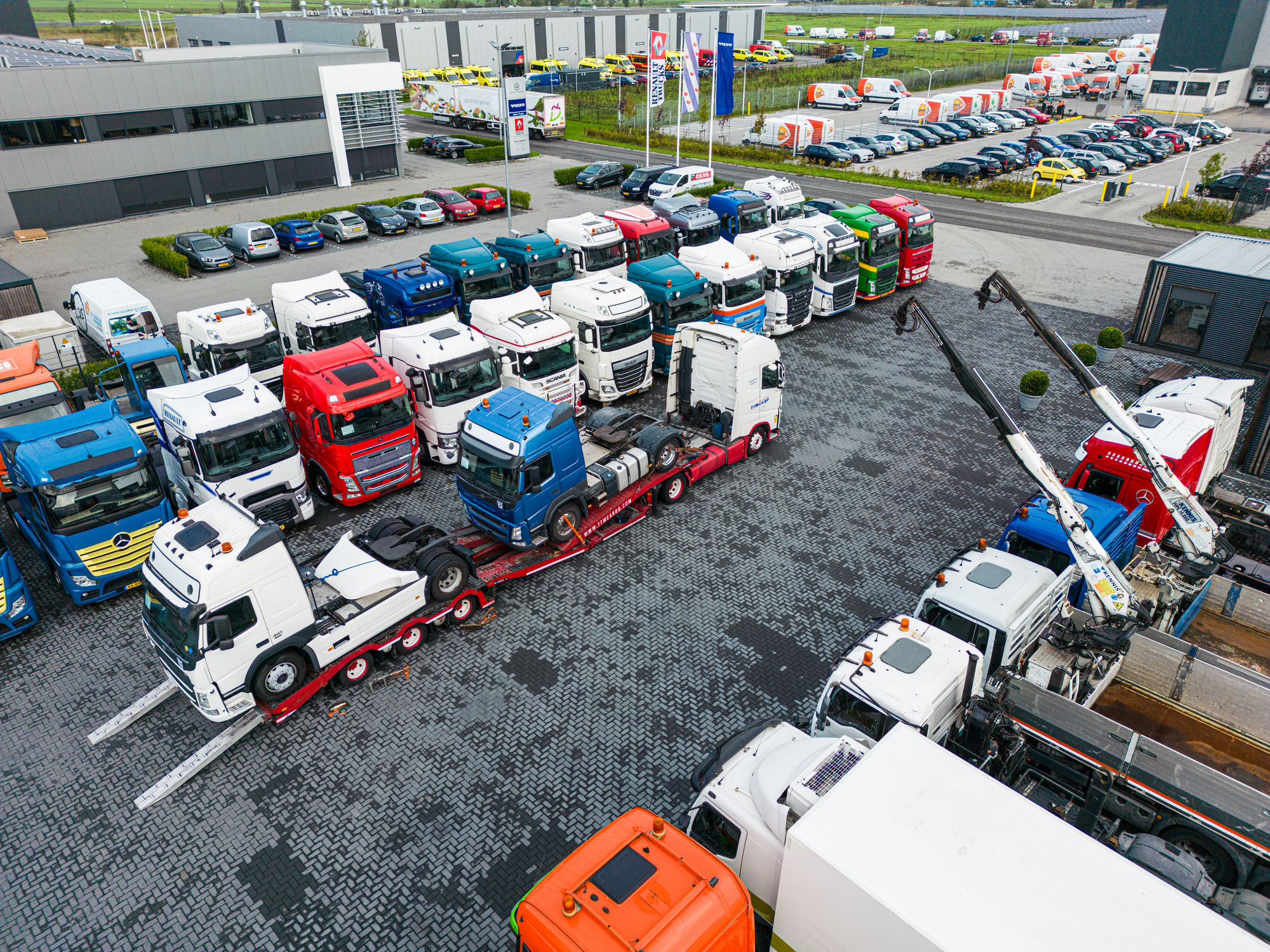 LVS Used TRUCKS - Tractor units VOLVO - Year: 2011 undefined: picture 3