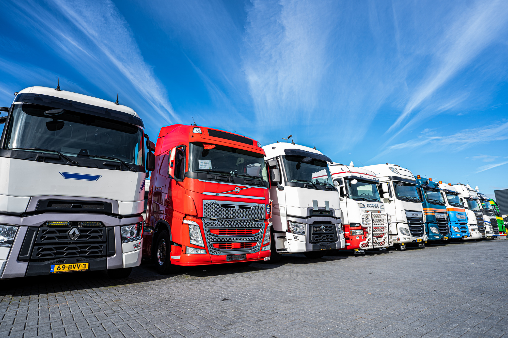 LVS Used TRUCKS - Tractor units VOLVO - Year: 2011 undefined: picture 1