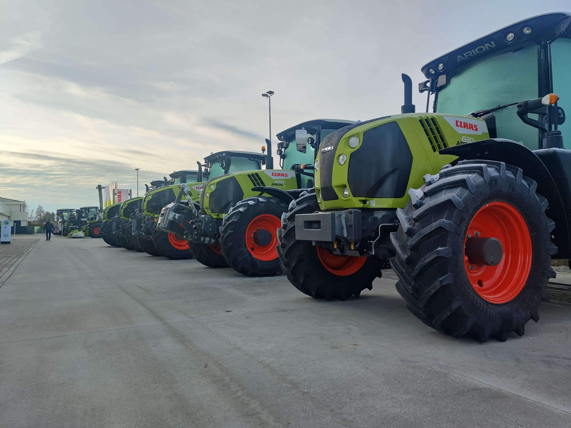 CLAAS Agricoltura S.r.l - Agricultural machinery MASSEY FERGUSON undefined: picture 2