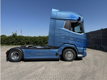 Tractor unit DAF FT XG  530 BLAU METALLIC Limited Edition: picture 4