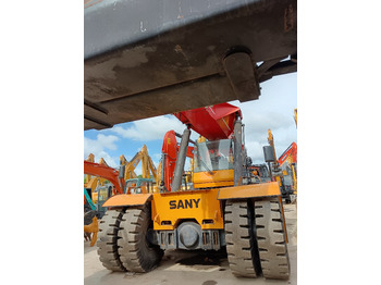 Reach stacker