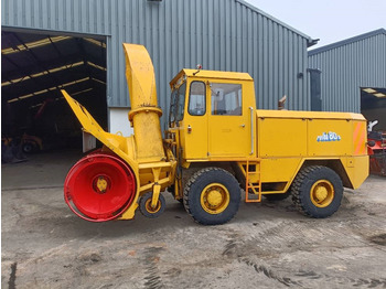 Snow removal vehicle