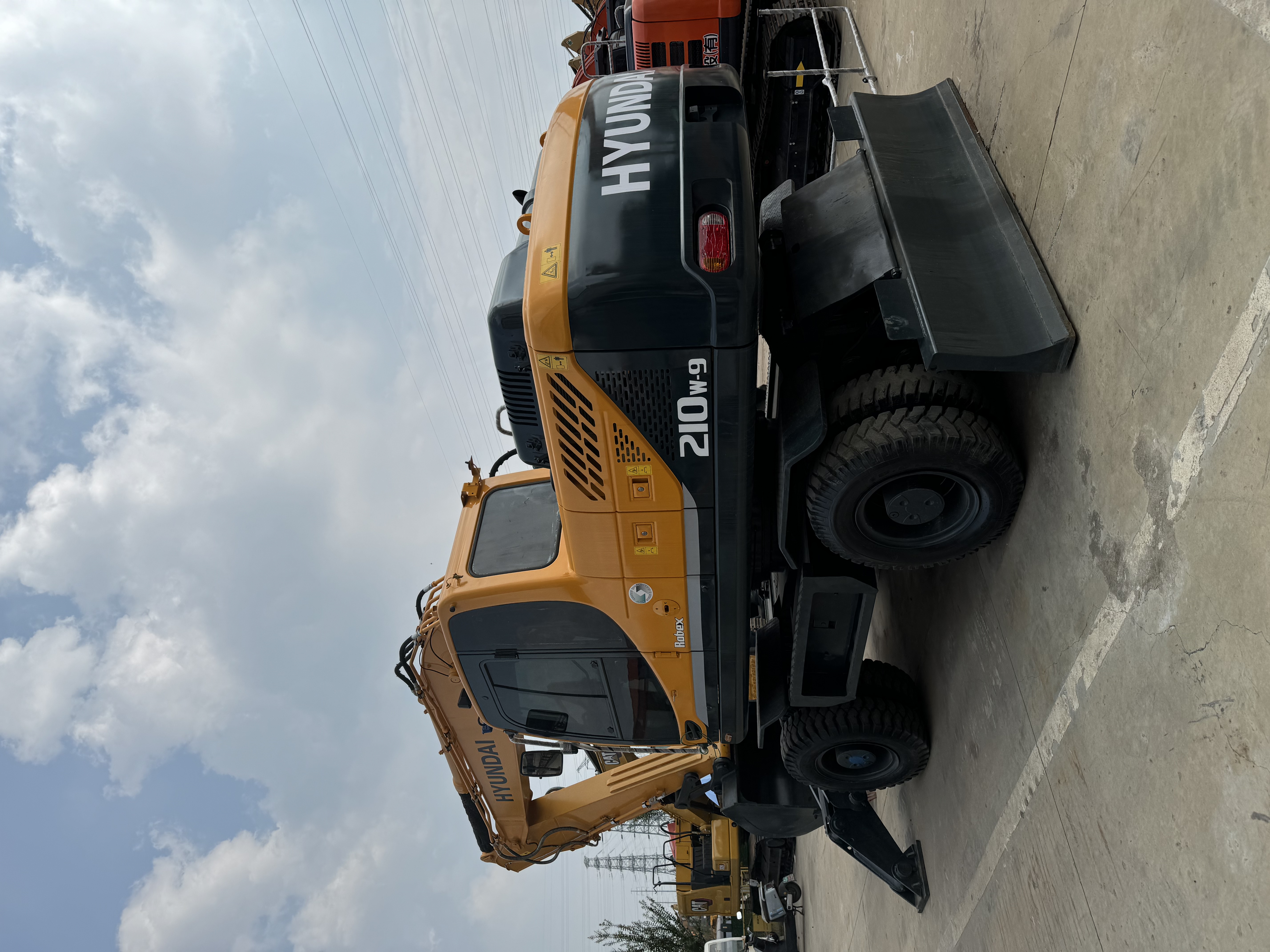 Wheel excavator HYUNDAI