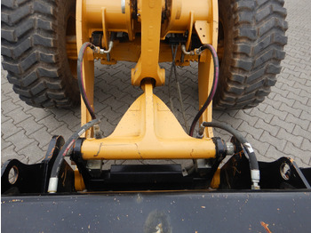 Wheel loader CATERPILLAR 908: picture 5